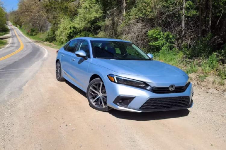 Tùy thuộc vào góc nhìn và điều kiện ánh sáng, màu sơn xanh Morning Mist Blue Metallic trên Honda Civic thế hệ mới này sẽ “đổ” màu khác nhau. Nhiều thành viên trên Civic11Forum đánh giá cao màu sơn này, đã có một số bình luận cho rằng màu sơn này nhìn thực tế đẹp hơn rất nhiều so với hình ảnh báo chí mà hãng Honda giới thiệu lúc ra mắt.