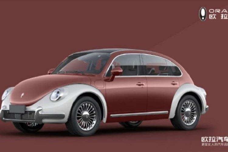 Đặc biệt, ORA Punk Cat còn có phiên bản dành riêng cho nữ giới mang tên Ballet Cat. So với Punk Cat, ORA Ballet Cat sở hữu màu sắc nữ tính hơn và ốp la-zăng theo phong cách cổ điển. Riêng vỏ gương ngoại thất lại được mạ crôm thay vì sơn giống màu thân xe. Đằng sau, ORA Ballet Cat cũng được thiết kế theo phong cách hoài cổ với ốp mạ crôm ở cản va và cánh gió nhỏ nằm giữa cửa.