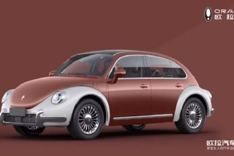 Đặc biệt, ORA Punk Cat còn có phiên bản dành riêng cho nữ giới mang tên Ballet Cat. So với Punk Cat, ORA Ballet Cat sở hữu màu sắc nữ tính hơn và ốp la-zăng theo phong cách cổ điển. Riêng vỏ gương ngoại thất lại được mạ crôm thay vì sơn giống màu thân xe. Đằng sau, ORA Ballet Cat cũng được thiết kế theo phong cách hoài cổ với ốp mạ crôm ở cản va và cánh gió nhỏ nằm giữa cửa.