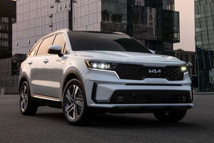 Các trang bị tiện nghi và an toàn trên mẫu xe SUV Kia Sorento PHEV 2022 cũng sẽ giống bản thường nhưng chưa rõ liệu rằng THACO có bổ sung thêm “option” nào hay không. Tại thị trường quốc tế, xe còn có cả hệ thống hỗ trợ lái trên cao tốc và hệ thống kiểm soát hành trình dựa trên định vị.