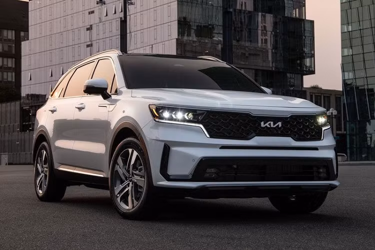 Các trang bị tiện nghi và an toàn trên mẫu xe SUV Kia Sorento PHEV 2022 cũng sẽ giống bản thường nhưng chưa rõ liệu rằng THACO có bổ sung thêm “option” nào hay không. Tại thị trường quốc tế, xe còn có cả hệ thống hỗ trợ lái trên cao tốc và hệ thống kiểm soát hành trình dựa trên định vị.