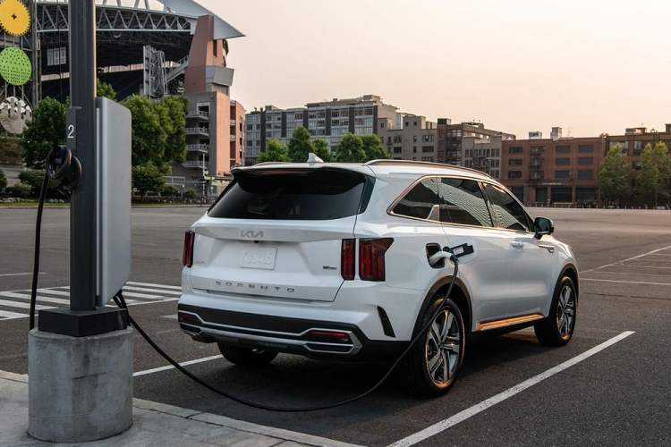 Tuy nhiên những điều này chưa thể giúp Kia Sorento nổi bật hẳn trong phân khúc, kết thúc 8 tháng đầu năm 2021, xe chỉ bán được 3.474 xe, còn có khoảng cách khá lớn so với đối thủ Hyundai SantaFe (6.750 chiếc).