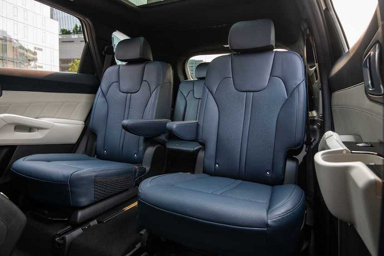 Trong đó, động cơ xăng có dung tích 2.5L, sản sinh công suất tối đa 177 mã lực và mô-men xoắn cực đại lên tới 232 Nm, đi kèm với hộp số tự động 6 cấp.