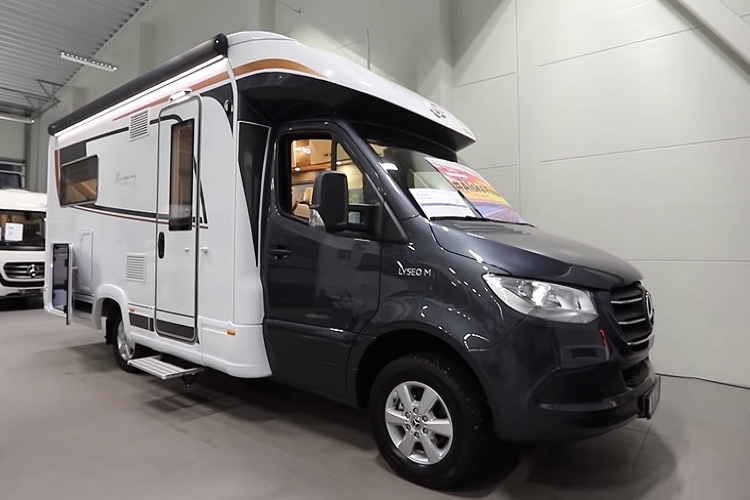 Có thể bạn đã quen thuộc với những chiếc motorhome dựa trên nền tảng khung gầm của Mercedes Sprinter, nhưng mẫu xe được nhắc đến trong bài này thậm chí còn đỉnh cao hơn nữa khi kết hợp khung gầm Mercedes với thiết kế nội thất hàng đầu đậm chất xe sang Đức - đó chính là mẫu nhà di động Lyseo M 660.