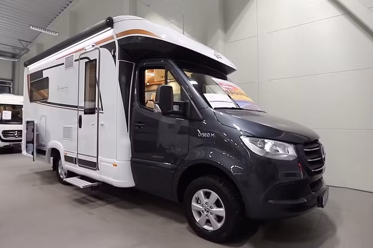 Có thể bạn đã quen thuộc với những chiếc motorhome dựa trên nền tảng khung gầm của Mercedes Sprinter, nhưng mẫu xe được nhắc đến trong bài này thậm chí còn đỉnh cao hơn nữa khi kết hợp khung gầm Mercedes với thiết kế nội thất hàng đầu đậm chất xe sang Đức - đó chính là mẫu nhà di động Lyseo M 660.