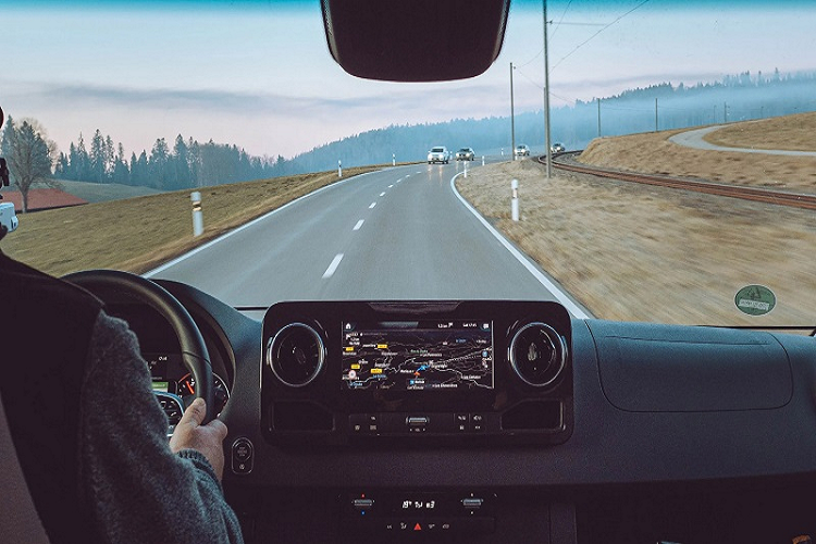 Được xây dựng trên khung gầm của Mercedes Sprinter dẫn động cầu sau, Lyseo M 660 còn có chốt cửa dạng móc để dễ dàng ra vào, bậc lên xuống tự động và cụm đèn hậu 3D sắc nét.