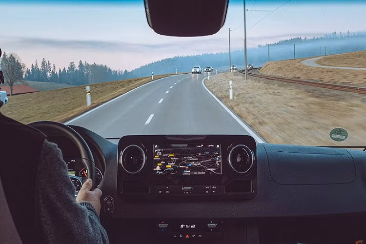 Được xây dựng trên khung gầm của Mercedes Sprinter dẫn động cầu sau, Lyseo M 660 còn có chốt cửa dạng móc để dễ dàng ra vào, bậc lên xuống tự động và cụm đèn hậu 3D sắc nét.