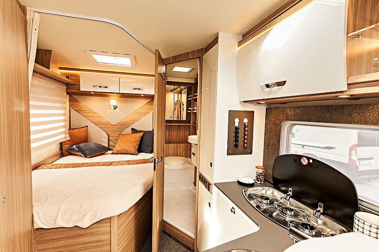 Tiến vào bên trong, Lyseo M 660 gây ấn tượng với khoang nội thất thiết kế trang nhã và hiện đại bao gồm bảng điều khiển trung tâm với một màn hình cỡ nhỏ, giá để chai nước, tủ lạnh và tủ quần áo cỡ lớn.