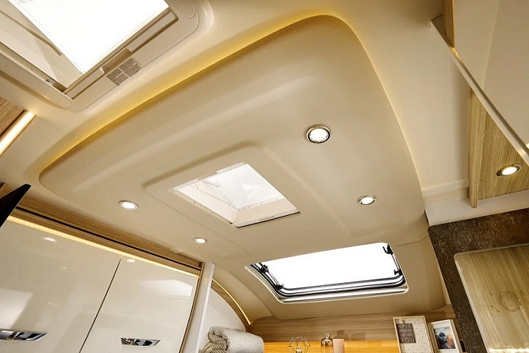 Cửa sổ trời toàn cảnh của Buerstner tích hợp thiết kế trần xe mới với hệ thống chiếu sáng hiện đại đem đến cho hành khách một không gian thoáng đãng và thoải mái. Lyseo M 660 còn có nhà bếp với đầy đủ trang thiết bị đảm bảo những chuyến đi dài ngày, trong khi phòng tắm rộng rãi có sẵn vòi hoa sen.