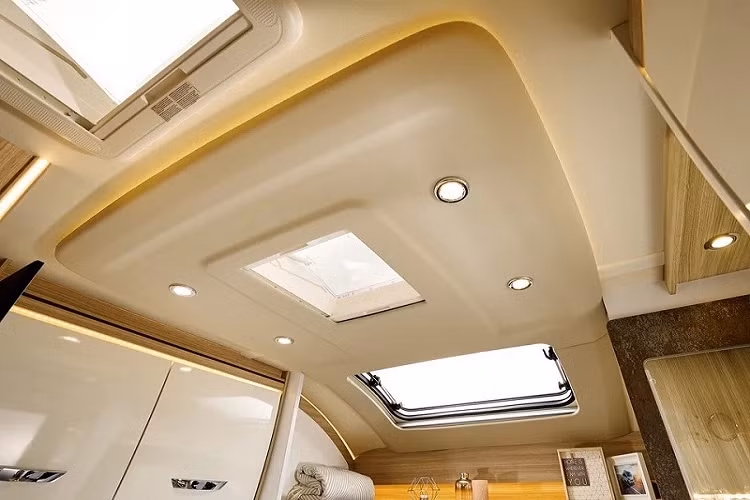 Cửa sổ trời toàn cảnh của Buerstner tích hợp thiết kế trần xe mới với hệ thống chiếu sáng hiện đại đem đến cho hành khách một không gian thoáng đãng và thoải mái. Lyseo M 660 còn có nhà bếp với đầy đủ trang thiết bị đảm bảo những chuyến đi dài ngày, trong khi phòng tắm rộng rãi có sẵn vòi hoa sen.