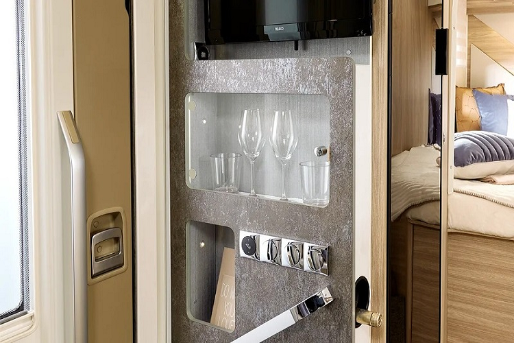 Lyseo M 660 được trang bị tổng cộng bốn ổ cắm USB lắp đặt ở những vị trí hợp lý nhằm đảm bảo trải nghiệm sử dụng tiện lợi nhất. Ngoài ra, chiếc motorhome này còn có khả năng phát Wi-Fi trong suốt chuyến hành trình. Các tấm gỗ ốp tường sáng màu và vải bọc chần bông là hai tùy chọn trang trí mới trong danh mục sản phẩm của Harmony Line.