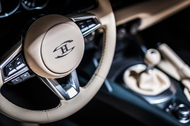 Bên trong, Hurtan Grand Albaycin có cabin mang phong cách cổ điển. Nhiều chi tiết được bọc da màu be như ghế ngồi, bảng điều khiển, ốp cửa, cần số, vô lăng và phanh tay. Các điểm nhấn trang trí bằng gỗ thay cho những ốp nhựa màu có trên MX-5.