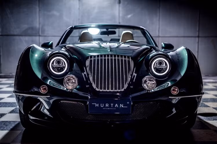 Hurtan - nhà sản xuất xe của Tây Ban Nha vừa cho ra mắt chiếc Hurtan Grand Albaycin mui trần. Đây là mẫu roadster phát triển dựa trên Mazda MX-5. Xe mang thiết kế hoài cổ, có tùy chọn mui cứng và mui mềm.