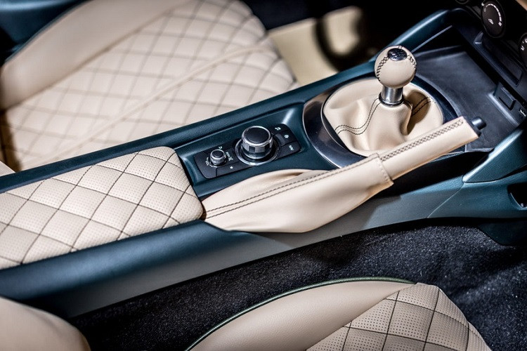 Viền cửa sổ và cụm nút chỉnh gương giả carbon. Hốc để đồ trung tâm khá giống với Mazda MX-5 ND. Các cửa điều hòa hình tròn đặc trưng có viền chrome.