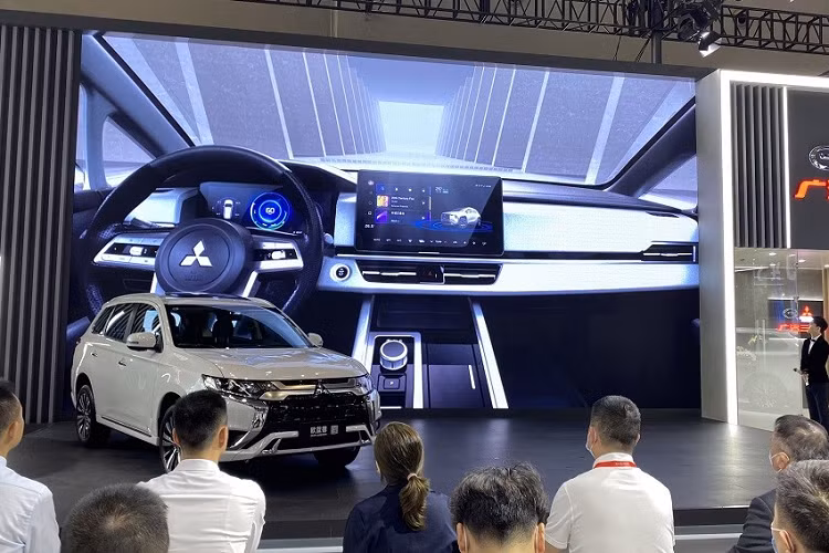 Bên trong Mitsubishi Airtrek EV 2022 là không gian nội thất được thiết kế theo phong cách tối giản. Tuy nhiên, xe vẫn có màn hình thông tin giải trí cỡ lớn nằm độc lập trên mặt táp-lô. Ngay bên dưới màn hình này là cửa gió điều hòa trung tâm. 