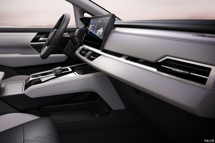 Khác với GAC Aion V, màn hình trung tâm của Mitsubishi Airtrek EV 2022 không nối liền với bảng đồng hồ mà tách riêng. Trên cụm điều khiển trung tâm được nâng cao lên của tân binh nhà Mitsubishi có núm xoay chuyển số, hộc đựng cốc, sạc điện thoại thông minh không dây, các phím chức năng và ngăn chứa đồ.