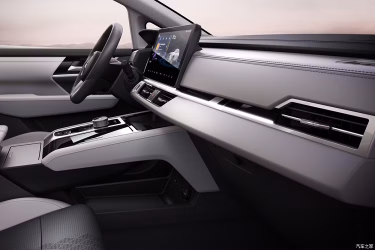 Khác với GAC Aion V, màn hình trung tâm của Mitsubishi Airtrek EV 2022 không nối liền với bảng đồng hồ mà tách riêng. Trên cụm điều khiển trung tâm được nâng cao lên của tân binh nhà Mitsubishi có núm xoay chuyển số, hộc đựng cốc, sạc điện thoại thông minh không dây, các phím chức năng và ngăn chứa đồ.