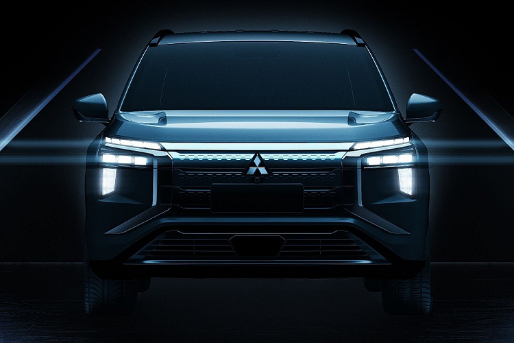 Ngoài ra, trên đầu xe còn có hệ thống đèn 2 tầng với thiết kế giống mẫu xe Mitsubishi Mi-Tech Concept từng ra mắt vào năm 2019. Nằm bên trên là dải đèn LED định vị ban ngày được chia thành 5 phần. Trong khi đó, cụm đèn pha bên dưới được thiết kế hình chữ "L" lạ mắt.