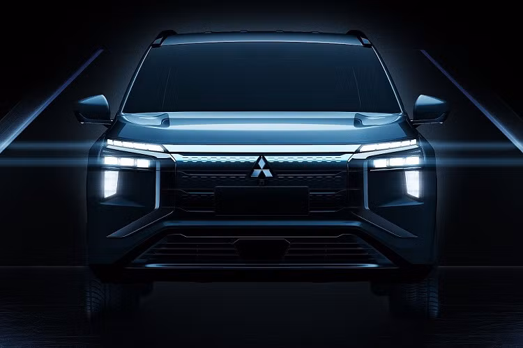 Ngoài ra, trên đầu xe còn có hệ thống đèn 2 tầng với thiết kế giống mẫu xe Mitsubishi Mi-Tech Concept từng ra mắt vào năm 2019. Nằm bên trên là dải đèn LED định vị ban ngày được chia thành 5 phần. Trong khi đó, cụm đèn pha bên dưới được thiết kế hình chữ "L" lạ mắt.