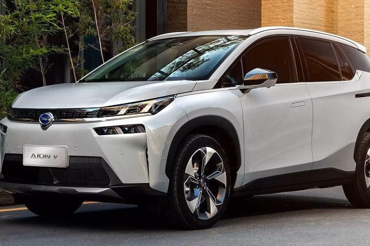 Phần đầu xe của Airtrek EV 2022 cũng được áp dụng ngôn ngữ thiết kế Dynamic Shield đặc trưng, tương tự các mẫu ô tô Mitsubishi khác như Xpander, Pajero Sport hay Triton. Vì là ô tô chạy điện nên mẫu xe này được trang bị lưới tản nhiệt đóng kín. Nằm hai bên lưới tản nhiệt là viền màu bạc tạo thành hình chữ "X" dày dặn.