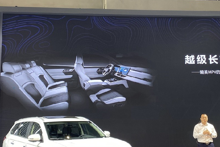 Mitsubishi vvẫn chưa công bố kích thước cụ thể của Airtrek EV 2022. Tuy nhiên, sẽ không ngạc nhiên nếu mẫu SUV chạy điện này có kích thước giống GAC Aion V với chiều dài 4.586 mm, chiều rộng 1.920 mm, chiều cao 1.728 mm và chiều dài cơ sở 2.830 mm. Nếu đúng như vậy, Airtrek EV 2022 sẽ nhỏ hơn đàn anh Mitsubishi Outlander.