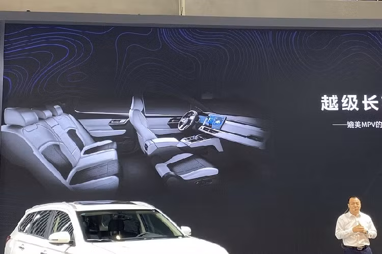 Mitsubishi vvẫn chưa công bố kích thước cụ thể của Airtrek EV 2022. Tuy nhiên, sẽ không ngạc nhiên nếu mẫu SUV chạy điện này có kích thước giống GAC Aion V với chiều dài 4.586 mm, chiều rộng 1.920 mm, chiều cao 1.728 mm và chiều dài cơ sở 2.830 mm. Nếu đúng như vậy, Airtrek EV 2022 sẽ nhỏ hơn đàn anh Mitsubishi Outlander.