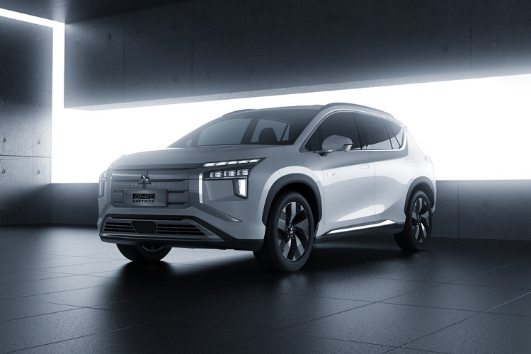 Là sản phẩm của liên doanh giữa Mitsubishi và Guangzhou Automobile Group (GAC), Mitsubishi Airtrek EV 2022 chạy điện được phát triển dựa trên mẫu ôtô Trung Quốc Aion V. Tuy nhiên, mẫu SUV này được áp dụng phong cách thiết kế hoàn toàn khác và mang những nét đặc trưng của thương hiệu Mitsubishi.