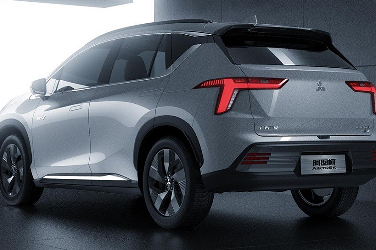 Những trang bị ngoại thất nổi trội khác của Mitsubishi Airtrek EV 2022 bao gồm hốc gió trung tâm bên dưới lưới tản nhiệt, tay nắm cửa có thể bật lên/thụt xuống giống GAC Aion V và cột C màu đen, tạo hiệu ứng "nóc lơ lửng" cho xe. Đằng sau, Mitsubishi Airtrek EV 2022 được trang bị cụm đèn hậu hình chữ "T" nổi bật, kéo dài xuống chắn bùn sau. So với GAC Aion V, cản sau của mẫu SUV chạy điện này có thiết kế đơn giản hơn.