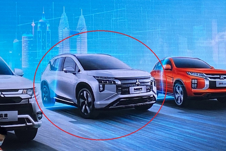 Vào hồi tháng 4 năm nay, hãng Mitsubishi đã tung ra hình ảnh "úp mở" đầu tiên của mẫu SUV chạy điện mới mang tên Airtrek. Tại triển lãm Ô tô Trùng Khánh 2021 diễn ra tại Trung Quốc vào hồi tháng 6 vừa qua, hãng đã bất ngờ vén màn mẫu SUV Mitsubishi Airtrek EV 2022 mới.