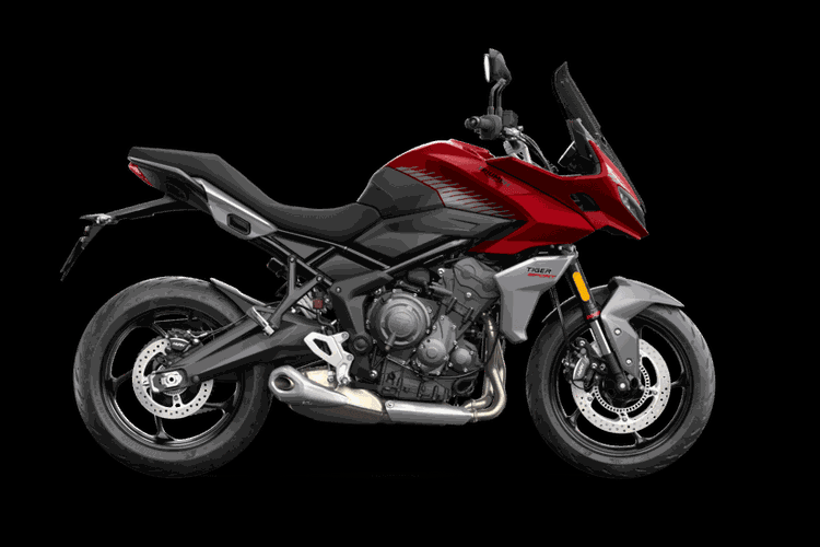 Tương tự như Triumph Trident 660, Triumph Tiger Sport 660 sử dụng động cơ 3 xylanh dung tích 660cc, làm mát bằng dung dịch, sản sinh công suất 80 mã lực tại tua máy 10.250 vòng/phút và mômen xoắn cực đại 64 Nm tại tua máy 6.250 vòng/phút. Hộp số của xe là loại côn tay 6 cấp.