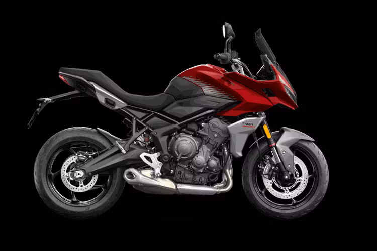 Tương tự như Triumph Trident 660, Triumph Tiger Sport 660 sử dụng động cơ 3 xylanh dung tích 660cc, làm mát bằng dung dịch, sản sinh công suất 80 mã lực tại tua máy 10.250 vòng/phút và mômen xoắn cực đại 64 Nm tại tua máy 6.250 vòng/phút. Hộp số của xe là loại côn tay 6 cấp.