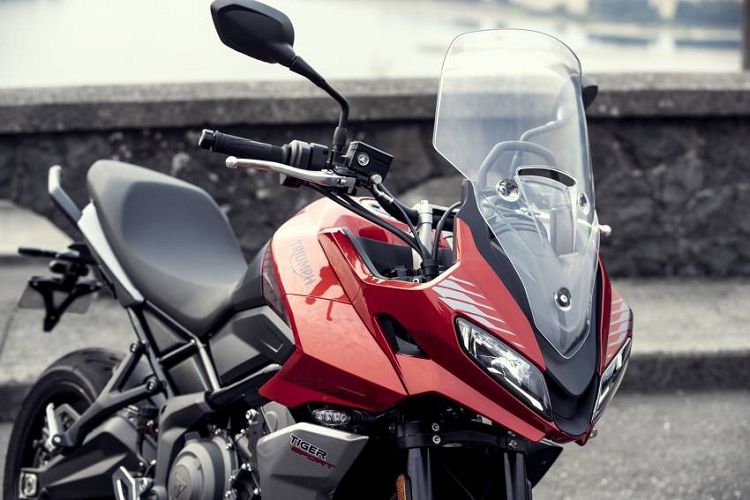 Đầu xe Triumph Tiger Sport 660 mang đến cảm giác khá đồ sộ với bộ đèn pha đôi lớn được phân tách bởi hốc hút gió và kính chắn gió cao. Tuy nhiên trên thực tế bộ phận này lại khá gọn gàng và thuôn theo thân xe.