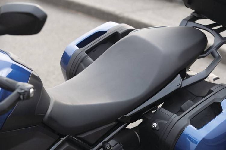 Trong khi đó đuôi xe lại được thiết kế vểnh cao như các mẫu xe thể thao, thậm chí yên xe một phành được phân thành hai tầng rất rõ rệt.