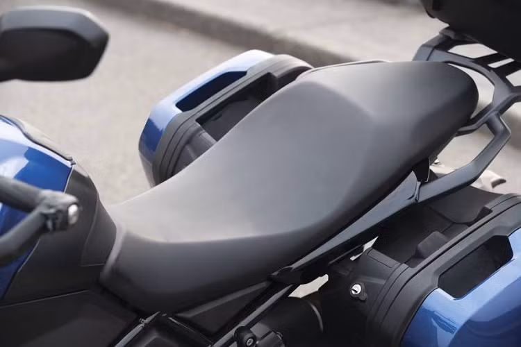 Trong khi đó đuôi xe lại được thiết kế vểnh cao như các mẫu xe thể thao, thậm chí yên xe một phành được phân thành hai tầng rất rõ rệt.