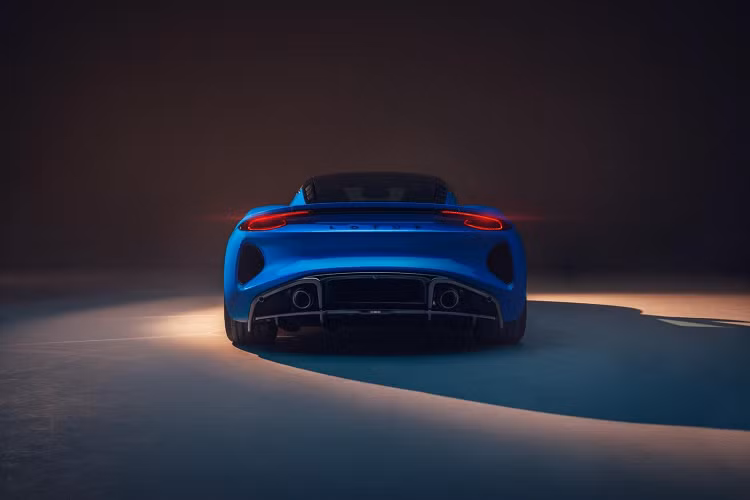 Trước khi điều Lotus chính thức dừng việc sản xuất xe trang bị động cơ đốt trong, thương hiệu xe thể thao của Anh sẽ tung ra một sản phẩm xe thể thao mới, đồng thời là mẫu xe thể thao cuối cùng của hãng được trang bị động cơ đốt trong. Cụ thể, sản phẩm xe mới của Lotus sẽ có tên gọi là Lotus Emira, có giá bán dự kiến dưới 60.000 Bảng (1,9 tỷ đồng). Khi ra mắt thị trường vào đầu năm sau, Lotus Emira sẽ thay thế cho Evora nhằm cạnh tranh trực tiếp với đối thủ Porsche 718 Cayman.