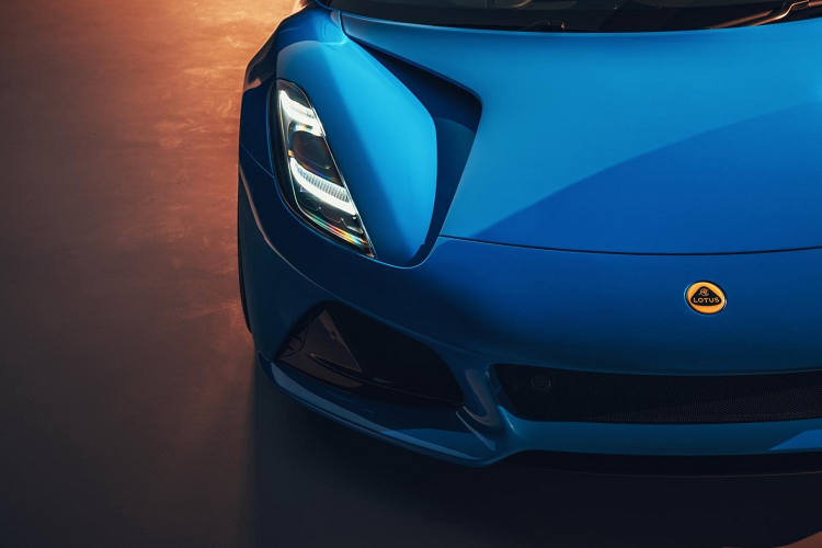 Theo công bố, mẫu Lotus Emira hoàn toàn mới sẽ có tốc độ tối đa 290 km/h, khả năng gia tốc của xe vẫn chưa được tiết lộ nhưng dựa vào trang bị của xe có thể thấy Emira có khả năng tăng tốc từ 0 - 100 km/h trong khoảng 4,2 giây, tương tự như Evora. Về thiết kế, Lotus Emira có ngoại hình lấy cảm hứng từ chiếc hypercar Evija mà Lotus sắp ra mắt. Toàn bộ thân vỏ của xe được làm từ sợi thủy tinh, nắp capô được khoét hốc gió, hốc hút gió gió trên ốp thân sau và nắp che động cơ, cuối cùng là hốc thoát gió ở bên dưới đèn hậu của xe.