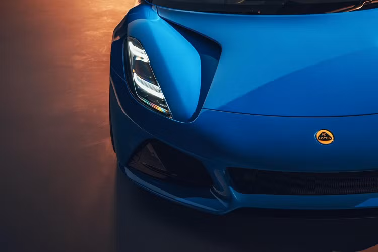 Theo công bố, mẫu Lotus Emira hoàn toàn mới sẽ có tốc độ tối đa 290 km/h, khả năng gia tốc của xe vẫn chưa được tiết lộ nhưng dựa vào trang bị của xe có thể thấy Emira có khả năng tăng tốc từ 0 - 100 km/h trong khoảng 4,2 giây, tương tự như Evora. Về thiết kế, Lotus Emira có ngoại hình lấy cảm hứng từ chiếc hypercar Evija mà Lotus sắp ra mắt. Toàn bộ thân vỏ của xe được làm từ sợi thủy tinh, nắp capô được khoét hốc gió, hốc hút gió gió trên ốp thân sau và nắp che động cơ, cuối cùng là hốc thoát gió ở bên dưới đèn hậu của xe.