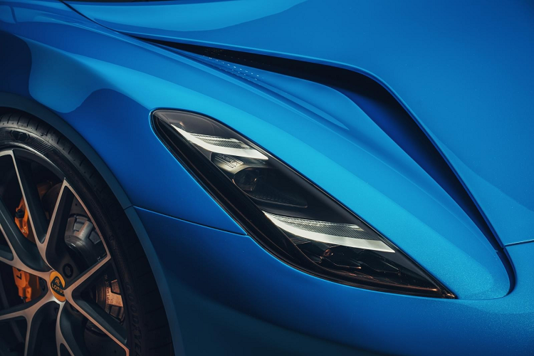 Nếu là tín đồ của việc tự sang số bằng tay, khách hàng có thể lựa chọn Emira với trang bị động cơ V6 3.5L của Toyota. Được biết đây là bản động cơ đã được loại bỏ hệ thống turbo lấy từ mẫu Exiga và Evora, nhưng đi kèm động cơ này vẫn là hộp số sàn 6 cấp hoặc hộp số tự động 6 cấp, mang đến sức mạnh 395 mã lực và mômen xoắn cực đại 430 Nm.