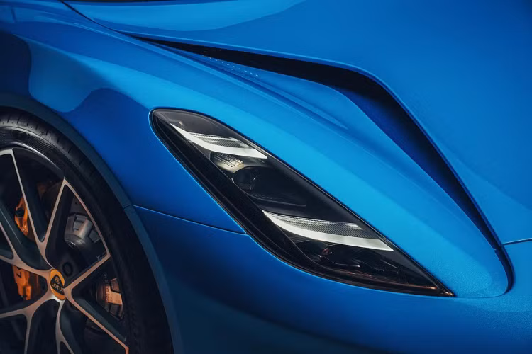 Nếu là tín đồ của việc tự sang số bằng tay, khách hàng có thể lựa chọn Emira với trang bị động cơ V6 3.5L của Toyota. Được biết đây là bản động cơ đã được loại bỏ hệ thống turbo lấy từ mẫu Exiga và Evora, nhưng đi kèm động cơ này vẫn là hộp số sàn 6 cấp hoặc hộp số tự động 6 cấp, mang đến sức mạnh 395 mã lực và mômen xoắn cực đại 430 Nm.