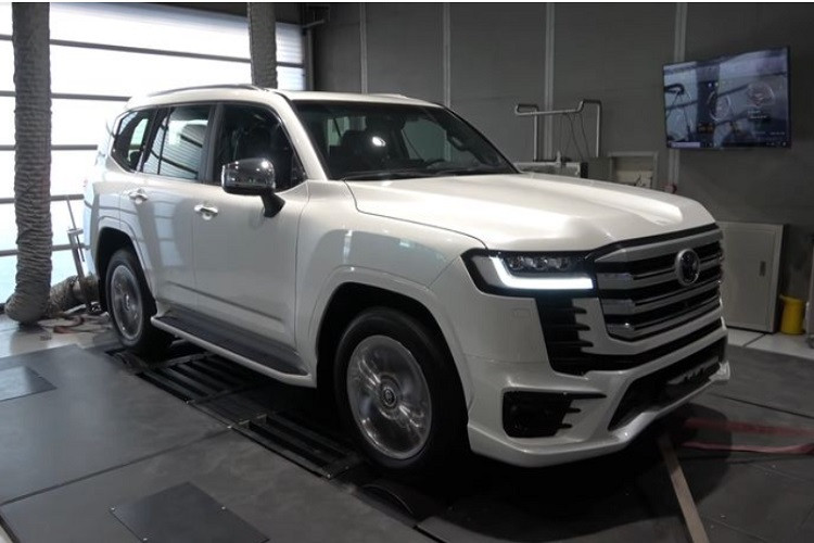 Chiếc Toyota Land Cruiser 2022 mới tham gia thử nghiệm Dyno (phòng thí nghiệm nhằm đo đếm sức mạnh, mô-men xoắn hay lực kéo, lượng khí thải, tốc độ, các thông số liên quan đến động cơ) của EKanoo Racing là phiên bản dùng động cơ xăng tăng áp kép V6 3.5L.