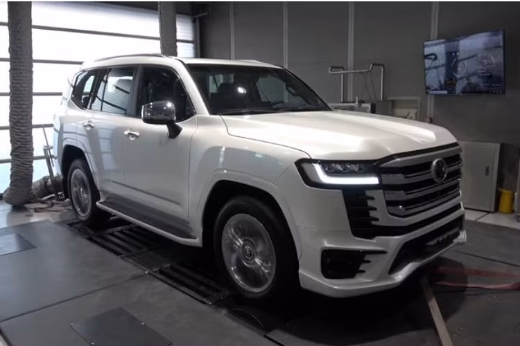 Chiếc Toyota Land Cruiser 2022 mới tham gia thử nghiệm Dyno (phòng thí nghiệm nhằm đo đếm sức mạnh, mô-men xoắn hay lực kéo, lượng khí thải, tốc độ, các thông số liên quan đến động cơ) của EKanoo Racing là phiên bản dùng động cơ xăng tăng áp kép V6 3.5L.