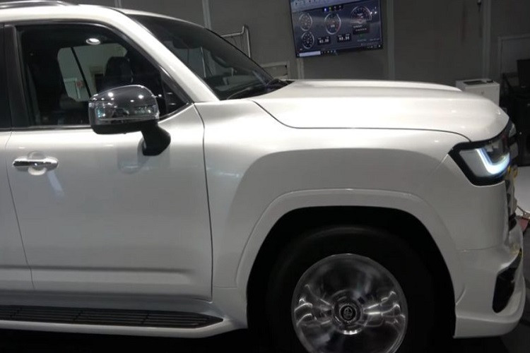 Ở lần thử đầu tiên, cỗ máy tăng áp kép Land Cruiser 2022 tạo ra công suất 370 mã lực ở cả 4 bánh xe, và trong lần thử thứ 2, sức mạnh được tạo ra là 377 mã lực với sự góp sức của VP Octanium trong bình nhiên liệu - làm tăng chỉ số octan của xăng. Mục tiêu cuối cùng của thử nghiệm của có được 500 mã lực tại các bánh xe, một điều khá tham vọng.