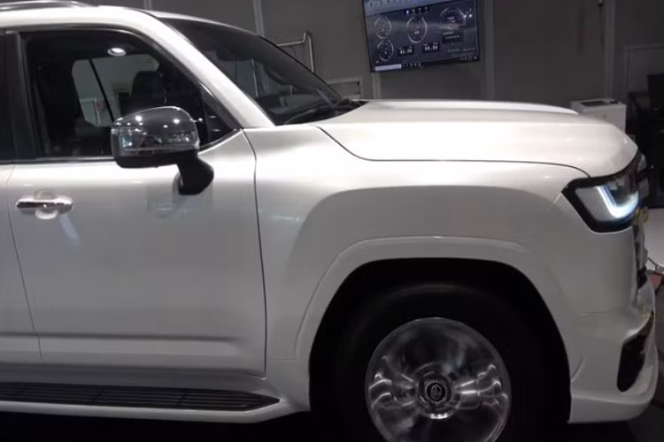 Ở lần thử đầu tiên, cỗ máy tăng áp kép Land Cruiser 2022 tạo ra công suất 370 mã lực ở cả 4 bánh xe, và trong lần thử thứ 2, sức mạnh được tạo ra là 377 mã lực với sự góp sức của VP Octanium trong bình nhiên liệu - làm tăng chỉ số octan của xăng. Mục tiêu cuối cùng của thử nghiệm của có được 500 mã lực tại các bánh xe, một điều khá tham vọng.