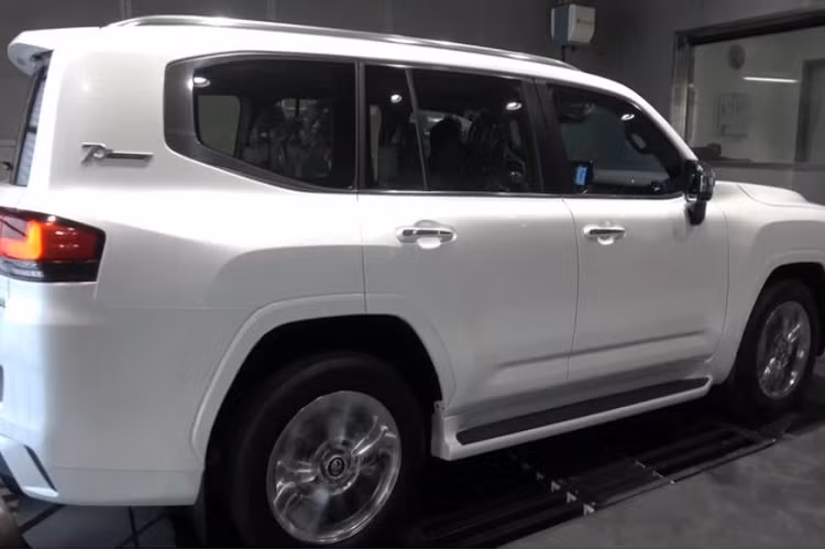 Để cải thiện khả năng vận hành cho chiếc SUV cỡ lớn, Toyota đã lắp đặt hệ thống treo thích ứng, hệ thống cân bằng động học điều khiển điện tử E-KDSS, hệ thống điều chỉnh chế độ lái Multi-Terrain Select nâng cấp, chức năng Multi-Terrain Monitor với camera dưới gầm truyền hình ảnh về màn trung tâm và Crawl Control duy trì tốc độ tự động xe.