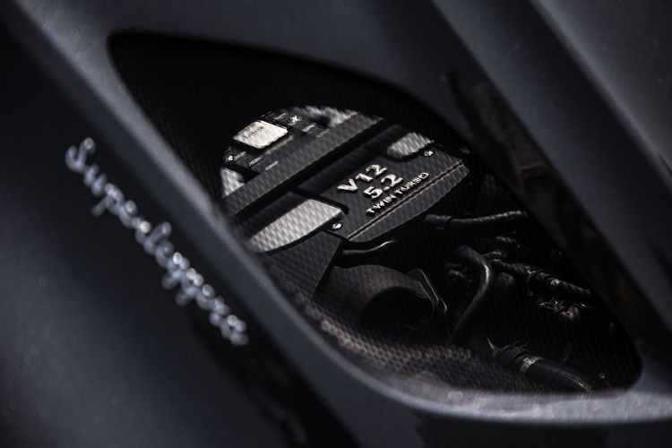Aston Martin DBS Superleggera được trang bị khối động cơ xăng V12 5.2L tăng áp kép, công suất cực đại 715 mã lực tại 6.500 vòng/phút, mô-men xoắn 900 Nm tại 1.800-5.000 vòng/phút. Sức mạnh được truyền tới trục sau thông qua hộp số tự động ZF 8 cấp.