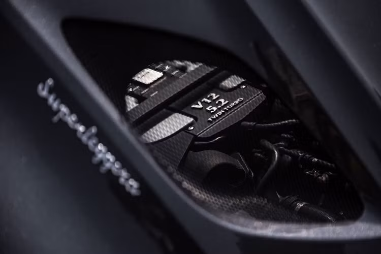 Aston Martin DBS Superleggera được trang bị khối động cơ xăng V12 5.2L tăng áp kép, công suất cực đại 715 mã lực tại 6.500 vòng/phút, mô-men xoắn 900 Nm tại 1.800-5.000 vòng/phút. Sức mạnh được truyền tới trục sau thông qua hộp số tự động ZF 8 cấp.