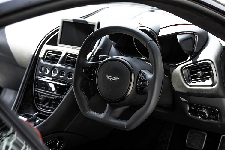 Bên trong, xe được trang bị tiêu chuẩn vô lăng thể thao bọc da Alcantara, lẫy chuyển số phía sau được kéo dài, ghế xô. Hệ thống thông tin giải trí với màn hình TFT 8 inch, hỗ trợ thao tác trên Touch Pad.