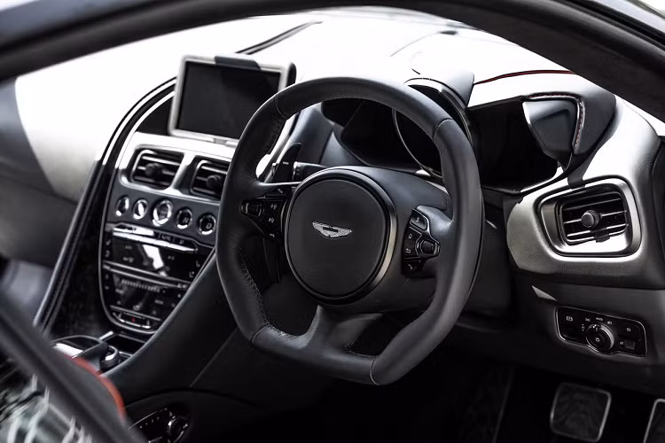 Bên trong, xe được trang bị tiêu chuẩn vô lăng thể thao bọc da Alcantara, lẫy chuyển số phía sau được kéo dài, ghế xô. Hệ thống thông tin giải trí với màn hình TFT 8 inch, hỗ trợ thao tác trên Touch Pad.