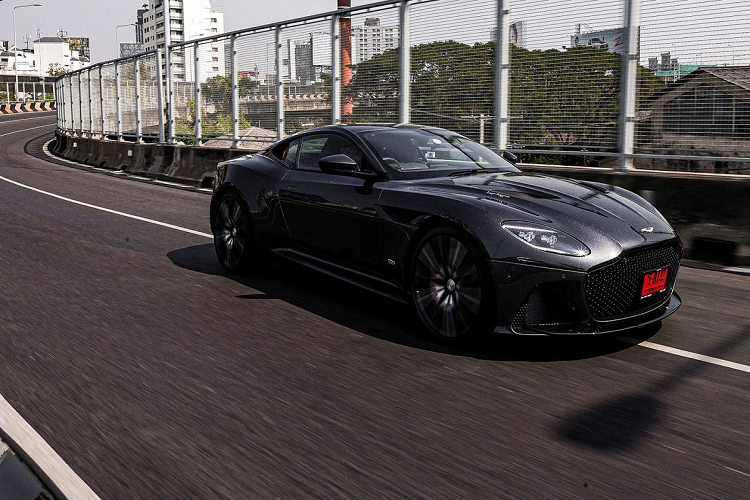 Siêu xe Aston Martin DBS Superleggera sở hữu khối lượng nhẹ, được ra mắt vào năm 2018 với tên "Superleggera" hoặc "Super Light" trong tiếng Anh. Việc sử dụng vật liệu nhẹ giúp siêu xe này giảm đáng kể khối lượng. DBS Superleggera từng xuất hiện tại Thái Lan vào năm 2019 nhưng ở dạng trưng bày.