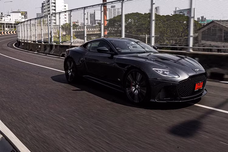 Siêu xe Aston Martin DBS Superleggera sở hữu khối lượng nhẹ, được ra mắt vào năm 2018 với tên "Superleggera" hoặc "Super Light" trong tiếng Anh. Việc sử dụng vật liệu nhẹ giúp siêu xe này giảm đáng kể khối lượng. DBS Superleggera từng xuất hiện tại Thái Lan vào năm 2019 nhưng ở dạng trưng bày.
